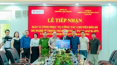 Đảng ủy phường Nha Trang: tiếp nhận máy vi tính phục vụ công tác chuyển đổi số do nghệ sĩ Trịnh Trần Phương Tuấn (Jack-J97) và thương hiệu Nesty trao tặng